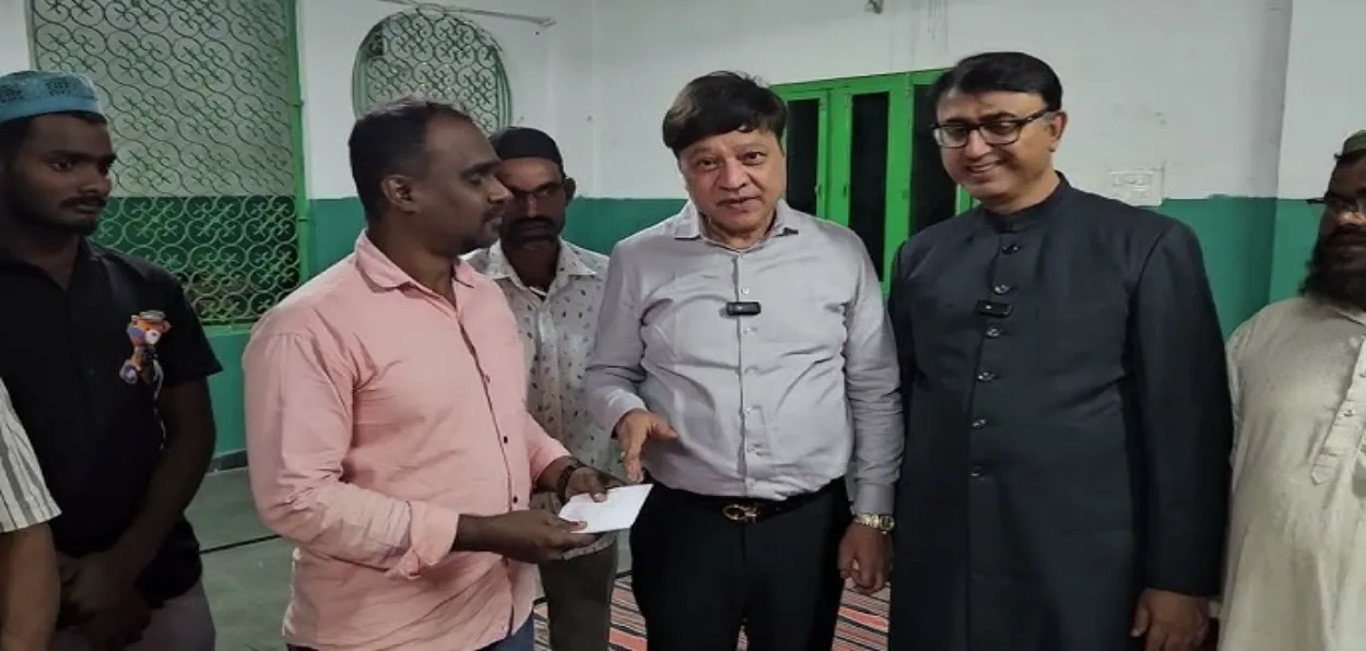 তেলেংগানাৰ এখন গাঁৱৰ ক্ষতিগ্ৰস্ত মছজিদ মেৰামতিৰ বাবে মছজিদ সমিতিৰ সদস্যক চেক দি ৰাজেন্দ্ৰ আগৰৱালে