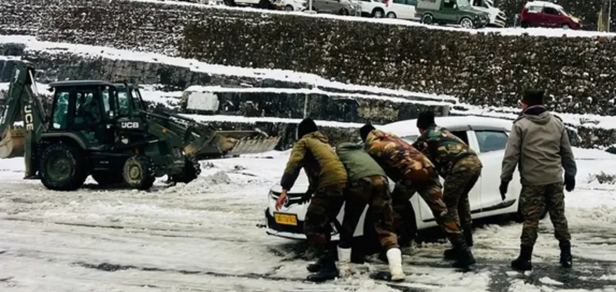 ছিকিমত প্ৰচণ্ড হিমপাত: নাথুলা পাছত আবদ্ধ ৩২৪ খন বাহন