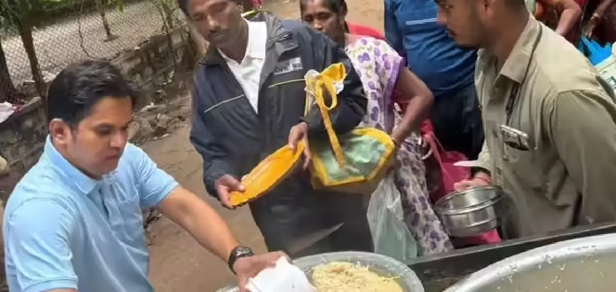 হায়দৰাবাদত বিনামূলীয়া খাদ্য বিতৰণ কৰি থকা অৱস্থাত মহম্মদ আজিজ