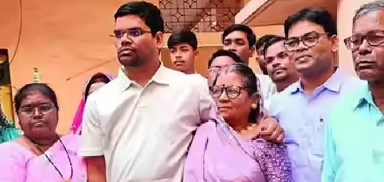 পৰিয়ালৰ সদস্যৰ সৈতে সঞ্জয় দহৰিয়া