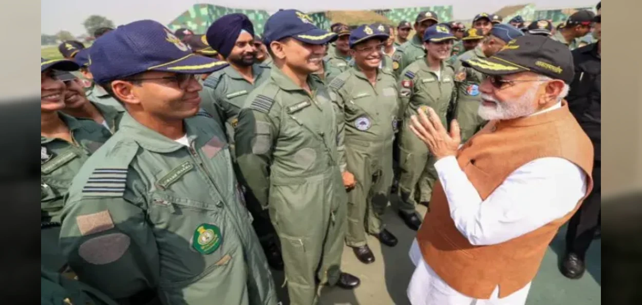 অপাৰেচন সেন্দুৰৰ অন্তত আদমপুৰ বায়ুসেনা ষ্টেচনত প্ৰধানমন্ত্ৰী নৰেন্দ্ৰ মোদী