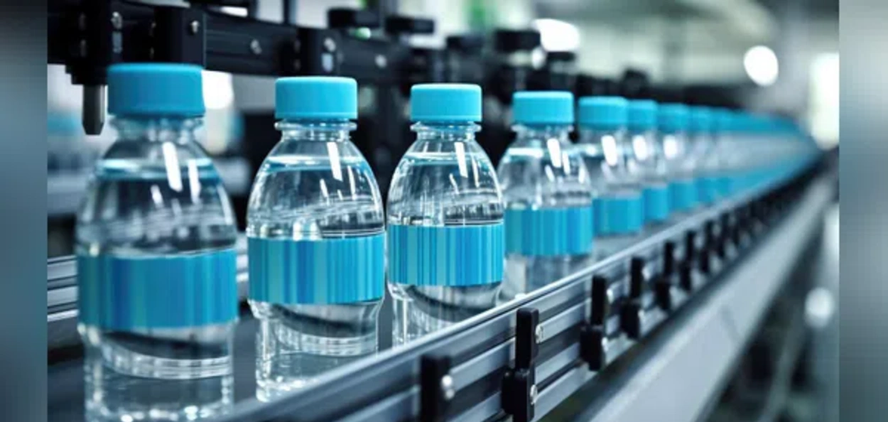 যুদ্ধৰ প্ৰভাৱত বাঢ়িছে প্লাষ্টিকৰ বটল-সাঁফৰৰ মূল্য; ১১% বাঢ়িল পেকেজিং পানীৰ মূল্য