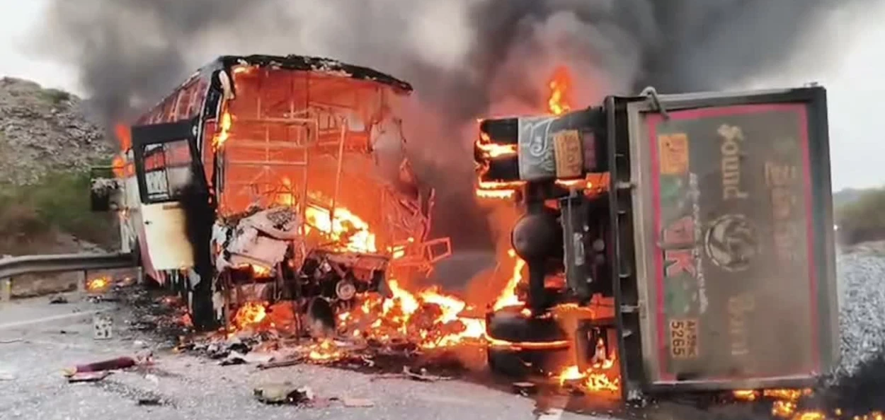 অন্ধ্ৰ প্ৰদেশত ট্ৰাকৰ আৰু বাছৰ মুখামুখি সংঘৰ্ষ; অগ্নিদগ্ধ ১৩, আহত ১৮