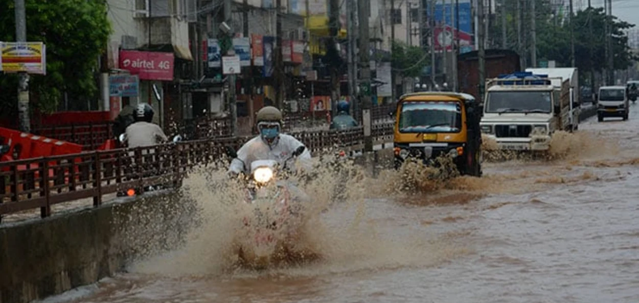 এজাক বৰষুণতে ডুবিল মহানগৰী