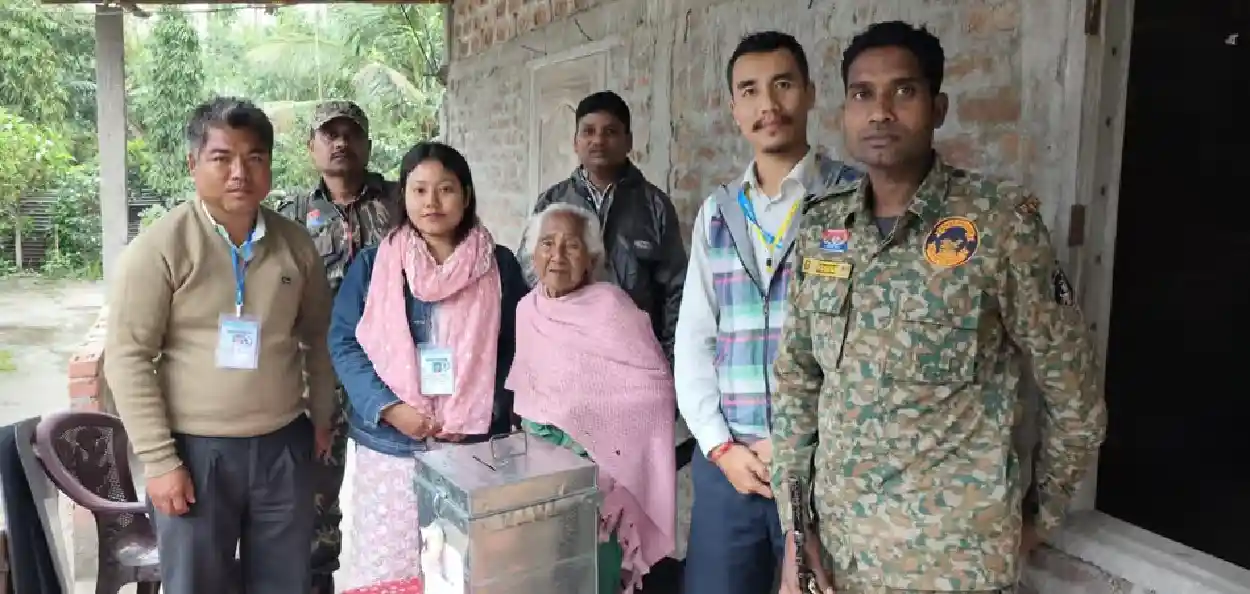 বাক্সাত ঘৰুৱা ভোটদান আৰম্ভ