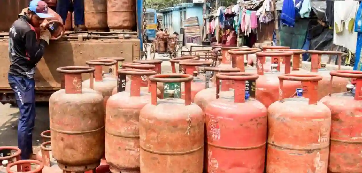 বাণিজ্যিক আৰু সৰু এল পি জি চিলিণ্ডাৰৰ মূল্যবৃদ্ধি; বিমানৰ ইন্ধনৰো দাম বৃদ্ধি