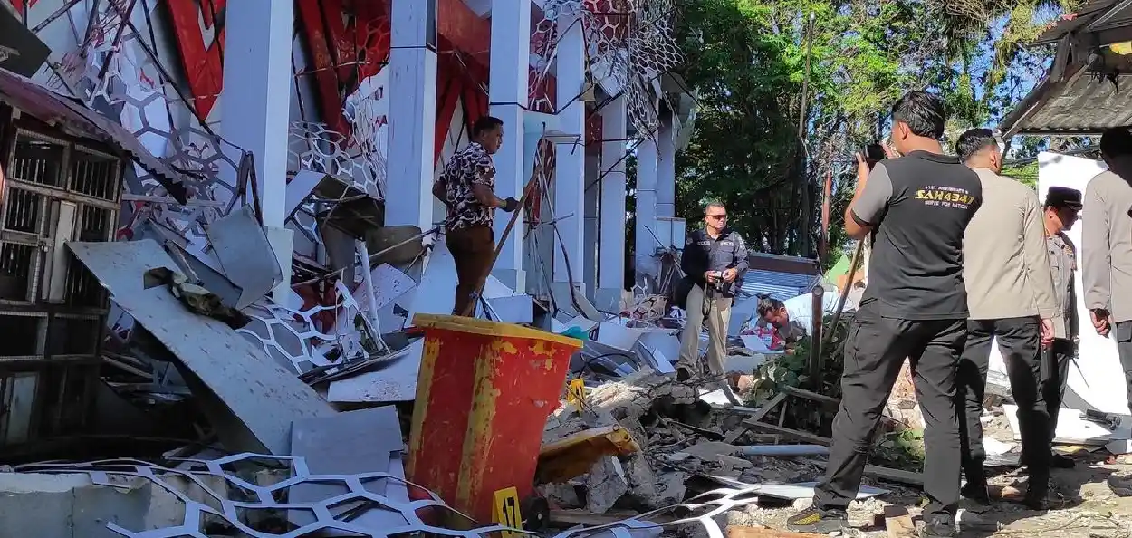 ৭.৪ প্ৰাৱল্যৰ ভূমিকম্পই জোকাৰি গ'ল ইণ্ডোনেছিয়া