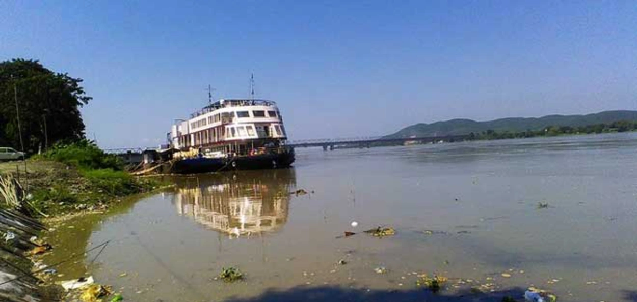 ক্ৰমাৎ বৃদ্ধি পাইছে ব্ৰহ্মপুত্ৰৰ জলস্তৰ