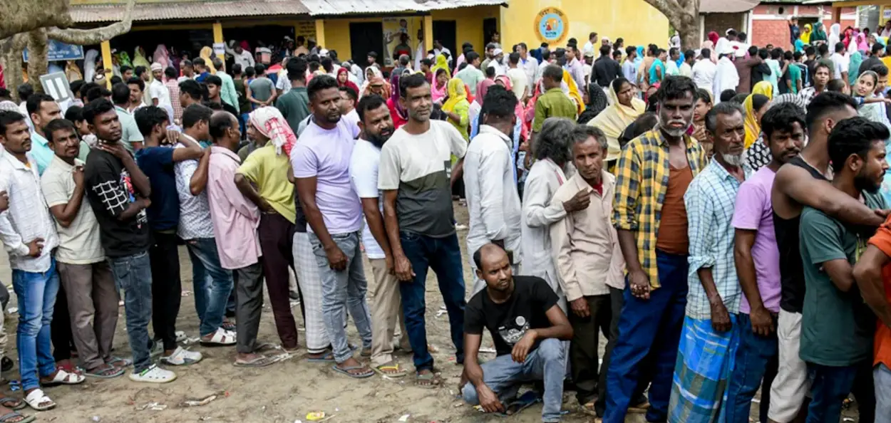 ভোটদানৰ বাবে ভোটাৰৰ দীঘলীয়া শাৰী