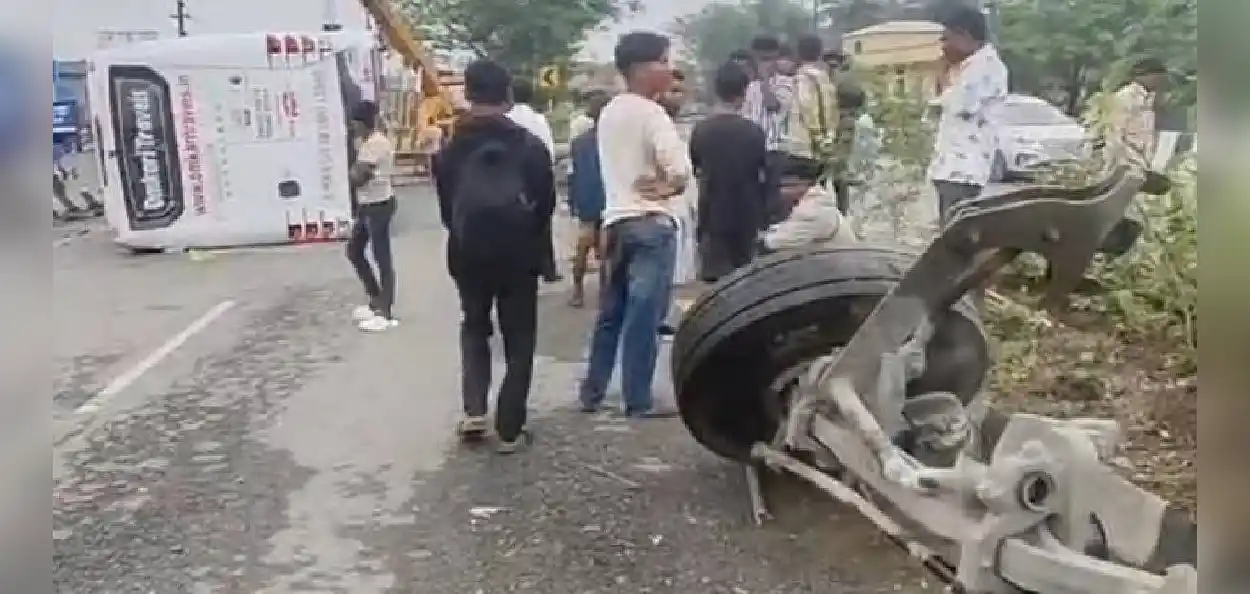 জাগীৰোডৰ ২৭ নং ৰাষ্ট্ৰীয় ঘাইপথত দুৰ্ঘটনাগ্ৰস্ত গুৱাহাটী অভিমুখী যাত্ৰীবাহী বাছ