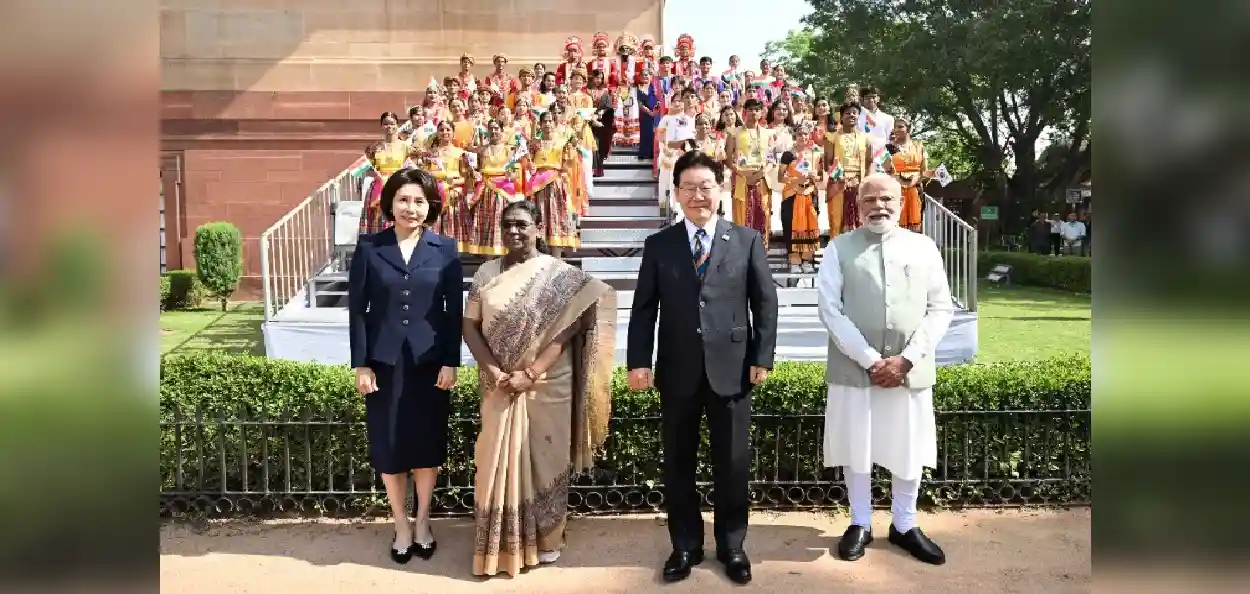 ৰাষ্ট্ৰপতি ভৱনত লী জে মিয়ুংক আদৰণি জনাই ৰাষ্ট্ৰপতি দ্ৰুপদী মূৰ্মূ আৰু প্ৰধানমন্ত্ৰী মোদীয়ে