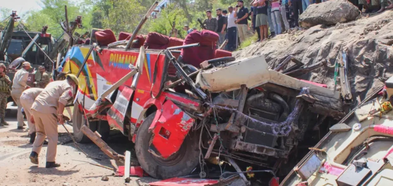 জম্মুত ভয়ংকৰ বাছ দুৰ্ঘটনা, ২১ জনৰ মৃত্যু