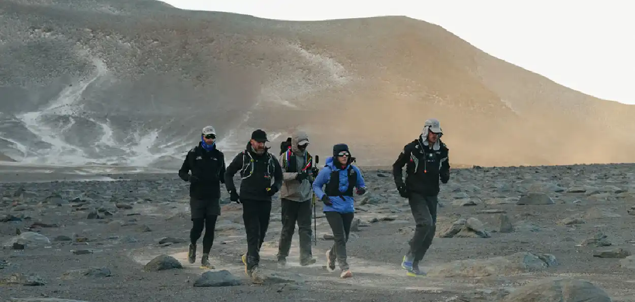 বিশ্বৰ সৰ্বোচ্চ সক্ৰিয় আগ্নেয়গিৰিত মাৰাথনৰ জৰিয়তে অভিলেখ গঢ়া দৌৰবিদৰ দলটি  