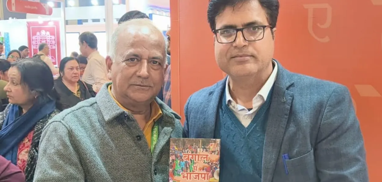 মনজিৎ ঠাকুৰ তেওঁৰ গ্ৰন্থ হাত লয় থকা অৱস্থাত