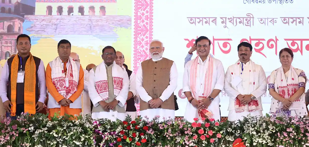মুখ্যমন্ত্ৰী হিচাপে হিমন্ত বিশ্ব শৰ্মাই শপত গ্ৰহণ কৰাৰ সময়ৰ এক দৃশ্য