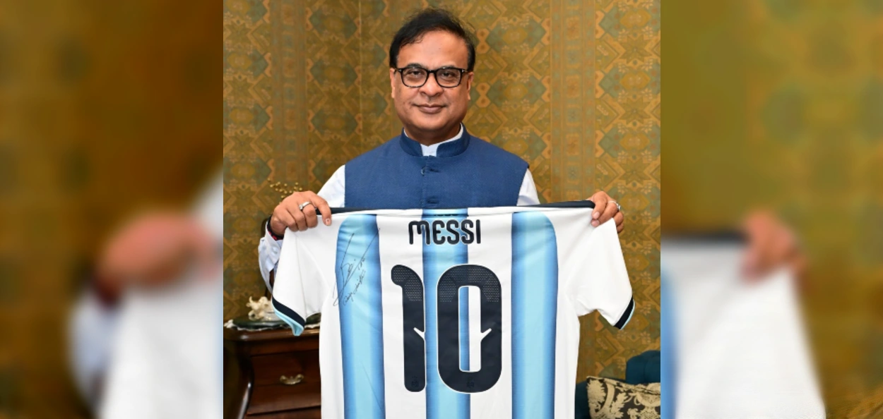 মুখ্যমন্ত্ৰী হিমন্ত বিশ্ব শৰ্মাই উপহাৰ লাভ কৰিলে লিঅ'নেল মেছিৰ স্বাক্ষৰ সম্বলিত জাৰ্ছী