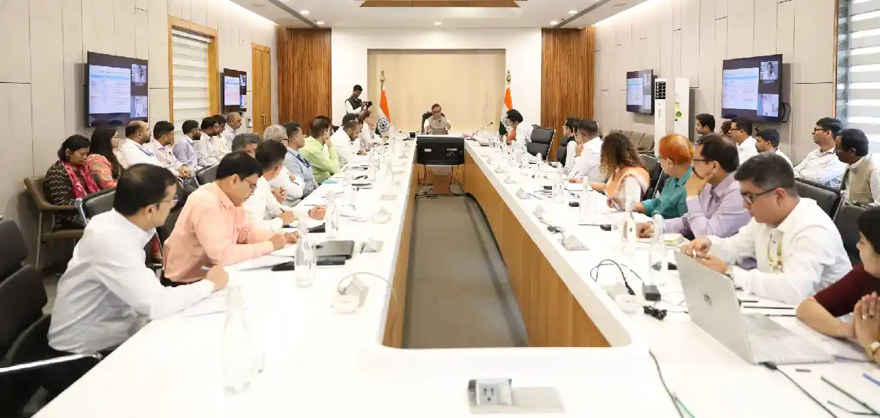 বৈঠকত মিলিত মুখ্যমন্ত্ৰী হিমন্ত বিশ্ব শৰ্মা