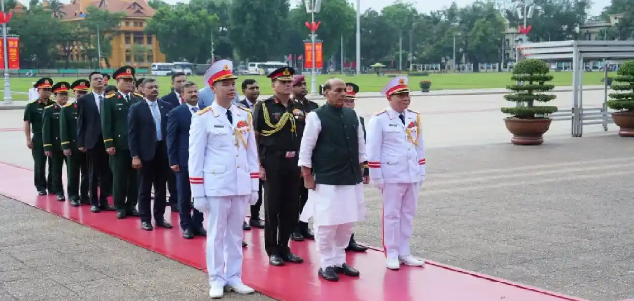প্ৰতিৰক্ষা মন্ত্ৰী ৰাজনাথ সিঙে মঙলবাৰে ভিয়েটনামৰ প্ৰতিষ্ঠাপক পিতৃ হ' চি মিনৰ ১৩৬ সংখ্যক জন্ম বাৰ্ষিকী উপলক্ষে শ্ৰদ্ধাঞ্জলি জনায়