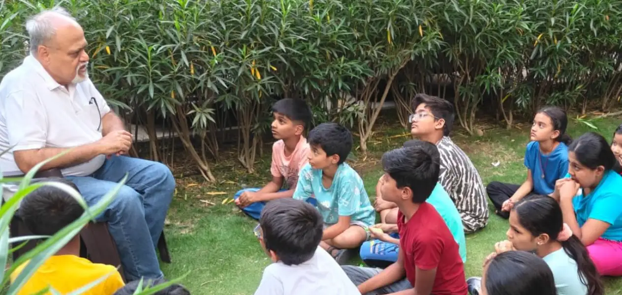 অধ্যাপক মুজতবা লোখণ্ডৱালা তেওঁ ছত্ৰ-ছাত্ৰীৰ সৈতে