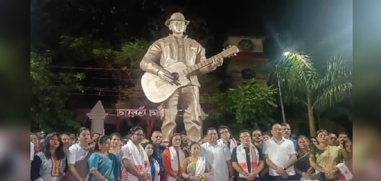 জুবিন উদ্যানত গৰিমা শইকীয়া গাৰ্গ আৰু কণ্ঠশিল্পী জুবলী বৰুৱাৰ লগতে যন্ত্ৰ বেণ্ডৰ সদস্যসকল