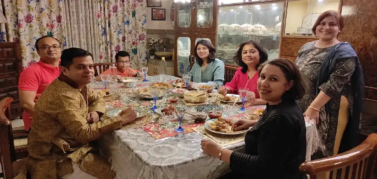 এটি সম্ভ্ৰান্ত অসমীয়া মুছলমান পৰিয়ালৰ আহাৰ গ্ৰহণ কৰি থকা এক মূহুৰ্ত