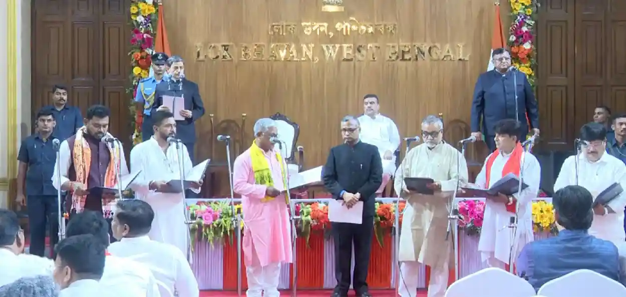 লোকভৱনত ৩৫ গৰাকী মন্ত্ৰীয়ে ল'লে শপত