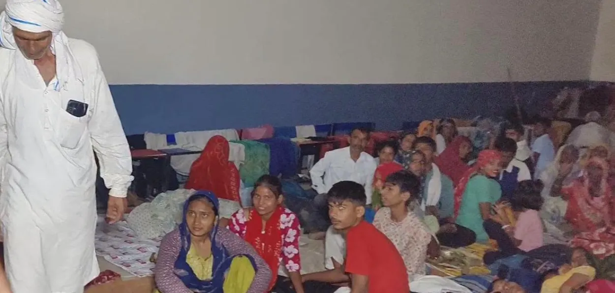 হিন্দু তীৰ্থযাত্ৰীৰ বাবে নিজৰ ঘৰ-বিদ্যালয় আশ্ৰয়স্থল কৰি তুলিলে মুছলমান পৰিয়ালে