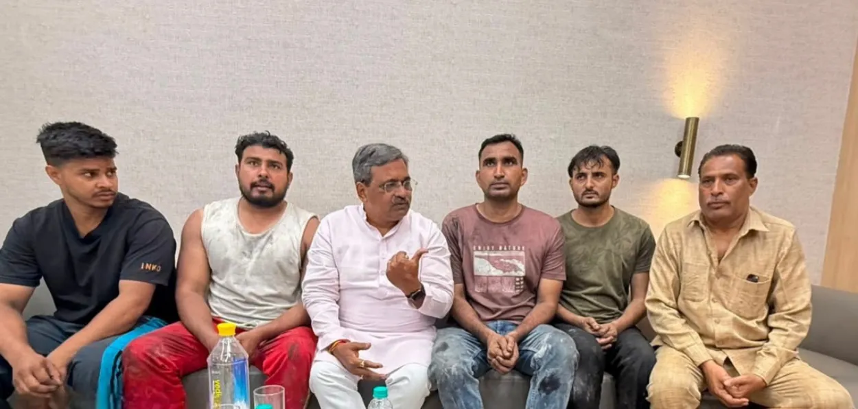 সতীশ উপাধ্যায়ৰ সৈতে আফজল, মহম্মদ শ্বাহৰুখ, মহম্মদ আনীশ, মহম্মদ আমিৰ, আৰু মহম্মদ ৱাছিম