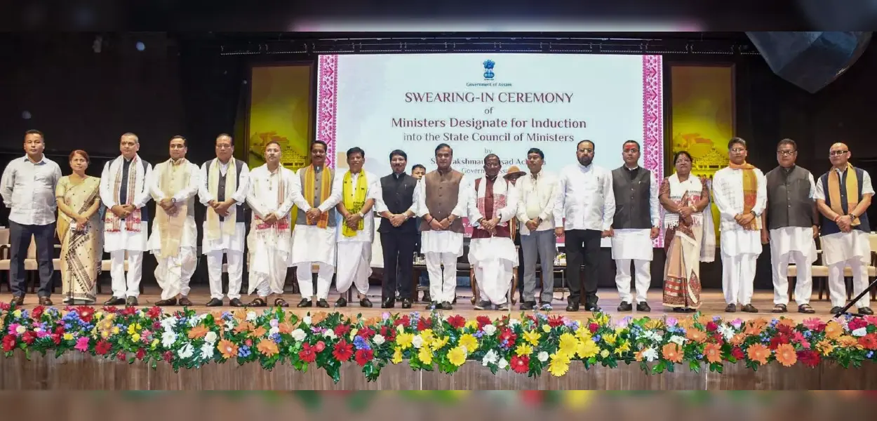 অসমৰ মুখ্যমন্ত্ৰী হিমন্ত বিশ্ব শৰ্মা নৱগঠিত মন্ত্ৰী পৰিষদৰ সদস্যসকলৰ সৈতে