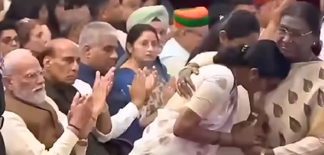 ৰাষ্ট্ৰপতি ভৱনৰ এক আৱেগিক মুহূৰ্তঃ শ্বহীদৰ মাতৃক সান্ত্বনা দিবলৈ প্ৰট’কল ভংগ কৰিলে ৰাষ্ট্ৰপতি দ্ৰৌপদী মুৰ্মুৱে