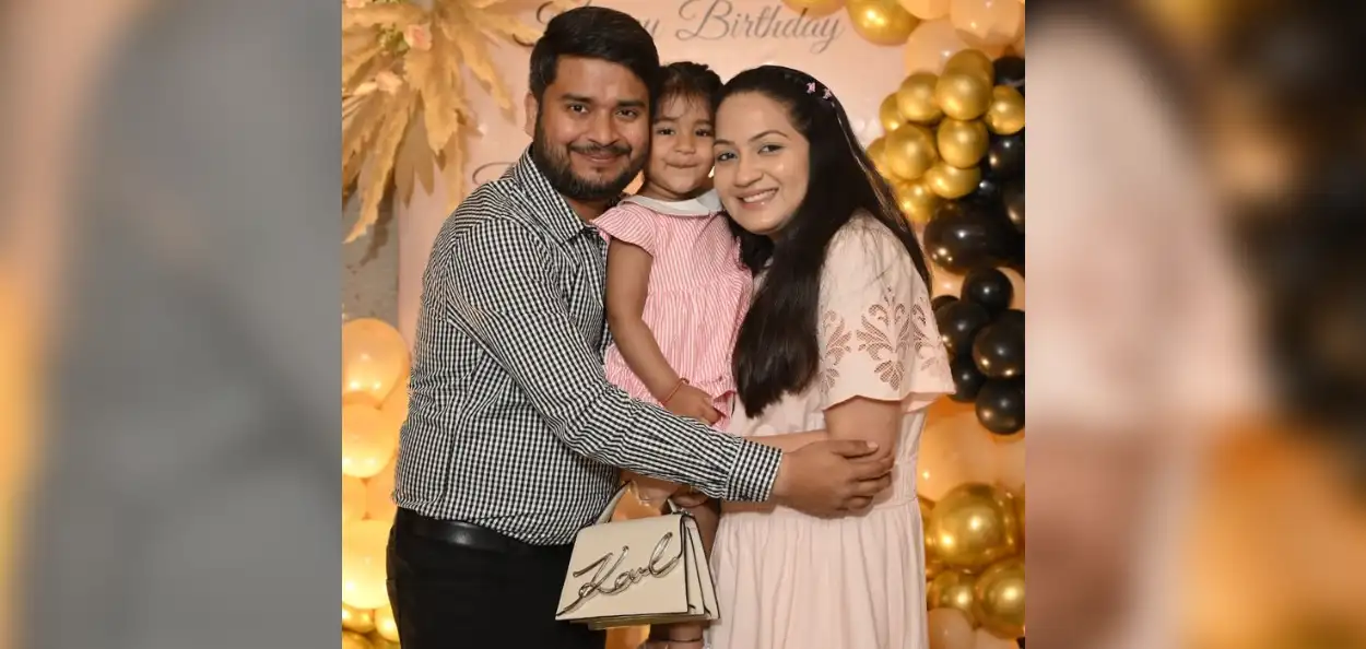 কন্যা থিয়াৰ সৈতে ৰাধিকা মিট্টল আৰু অংকুৰ মিট্টল