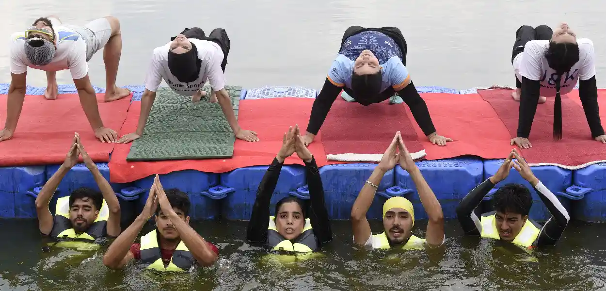  কাশ্মীৰত পানীৰ ওপৰত যোগাসন