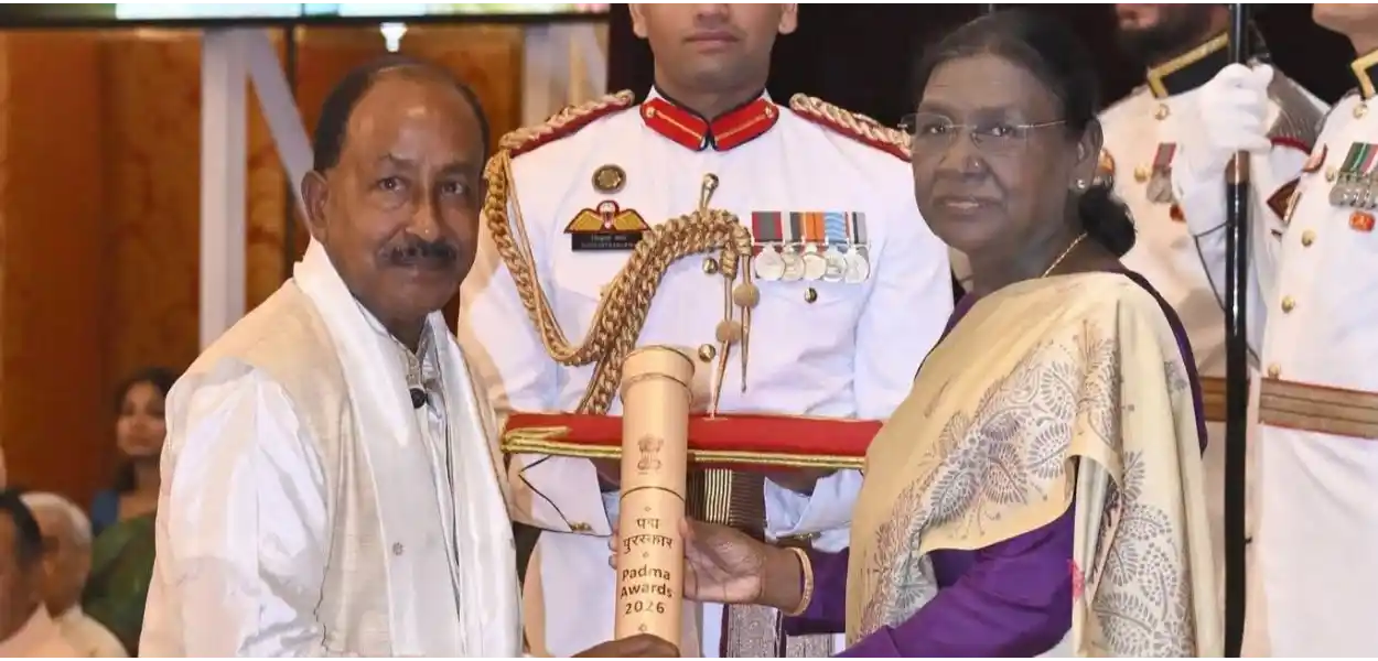 ৰাষ্ট্ৰপতি দ্ৰৌপদী মূৰ্মূৰ পৰা পদ্মশ্ৰী বঁটা গ্ৰহণ কৰি থকা অৱস্থাত নুৰুদ্দিন আহমেদ