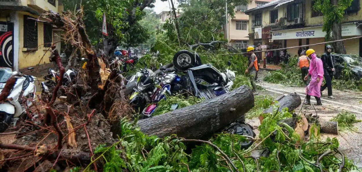 মুম্বাইত ধাৰাষাৰ বৰষুণৰ ফলত নিহত ৬, আহত ১ জন