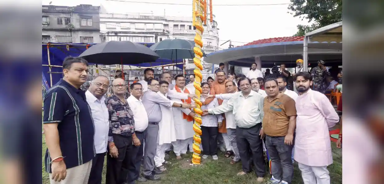 কলকাতাৰ মহম্মদ আলী পাৰ্কত ‘খুঁটি পূজা’ৰে দুৰ্গোৎসৱৰ প্ৰস্তুতি আৰম্ভ