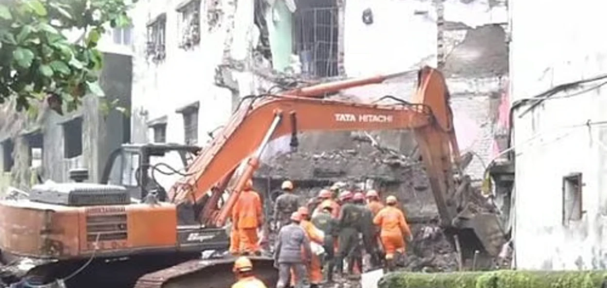 মহাৰাষ্ট্ৰত অট্টালিকা ভাঙি ৬ জনৰ মৃত্যু