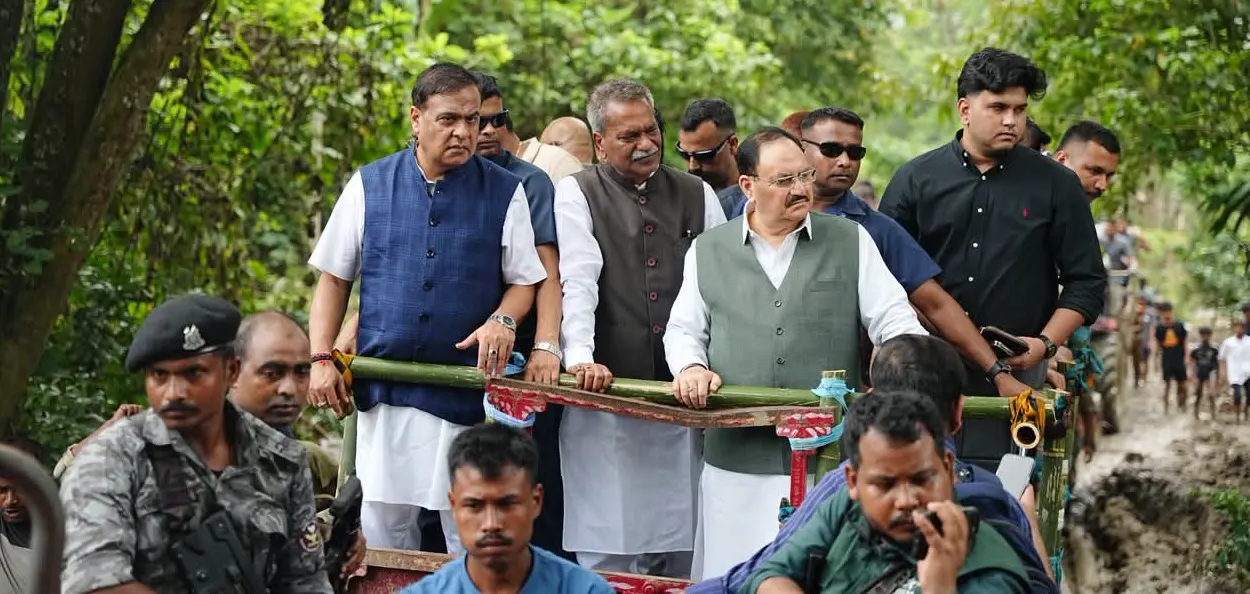 মুখ্যমন্ত্ৰী হিমন্ত বিশ্ব শৰ্মাৰ সৈতে ট্ৰেক্টৰত উঠি বান বিধ্বস্ত অঞ্চল পৰিদৰ্শন জে পি নাড্ডাৰ