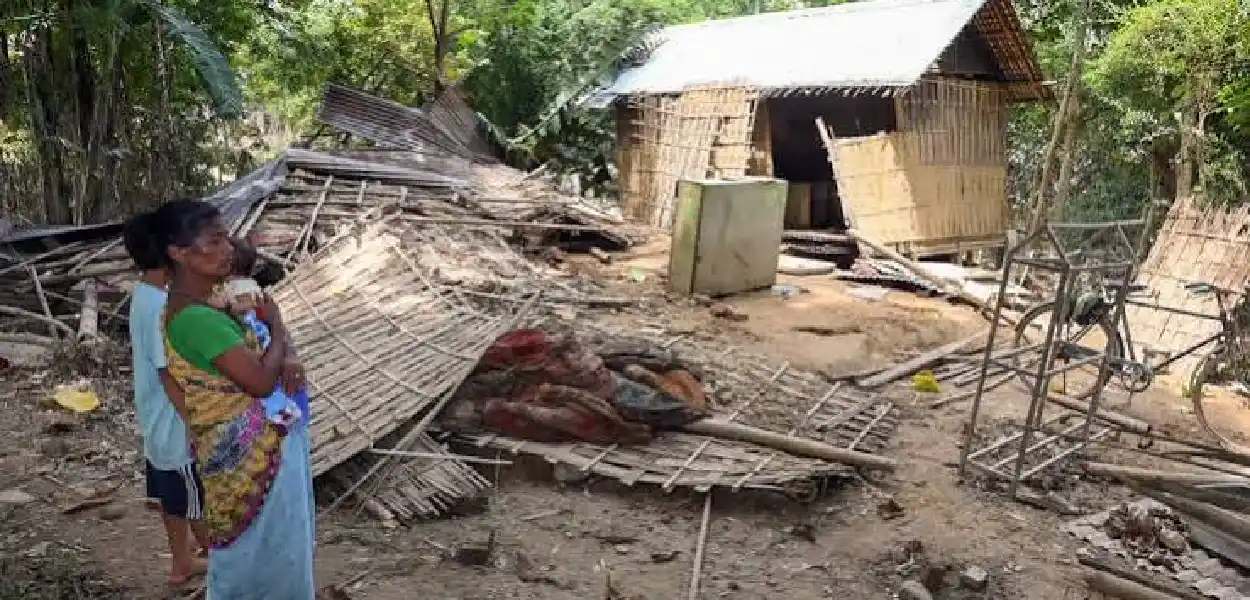 শিৱসাগৰ জিলাৰ এটা বানে বিধ্বস্ত কৰা ঘৰ