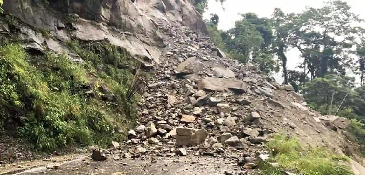 ধাৰাসাৰ বৰষুণৰ বাবে হোৱা ভূমিস্খলনৰ ফলত ছিকিমত ৰাষ্ট্ৰীয় ঘাইপথ-১০ত বন্ধ 