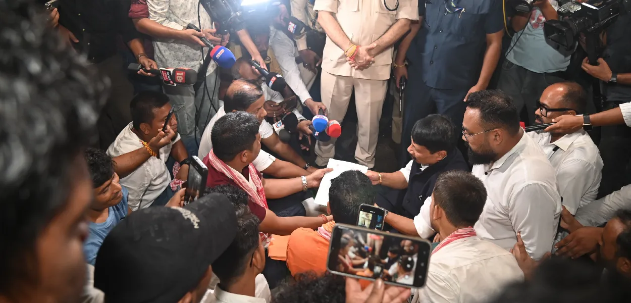 অতুল বৰাই প্ৰতিবাদকাৰীসকলক সাক্ষাৎ কৰে