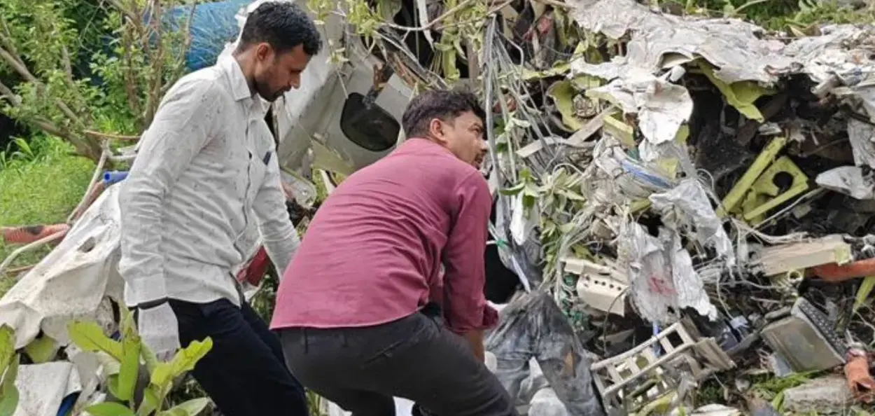 কানপুৰত ভয়ংকৰ বিমান দুৰ্ঘটনা; দুই পাইলটৰ মৃত্যু