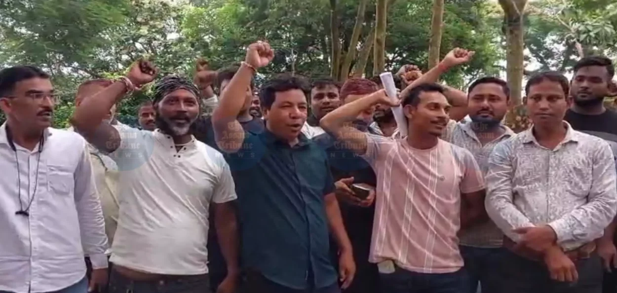 প্ৰতিবাদ কৰি থকা মুহূৰ্তত চালকসকল