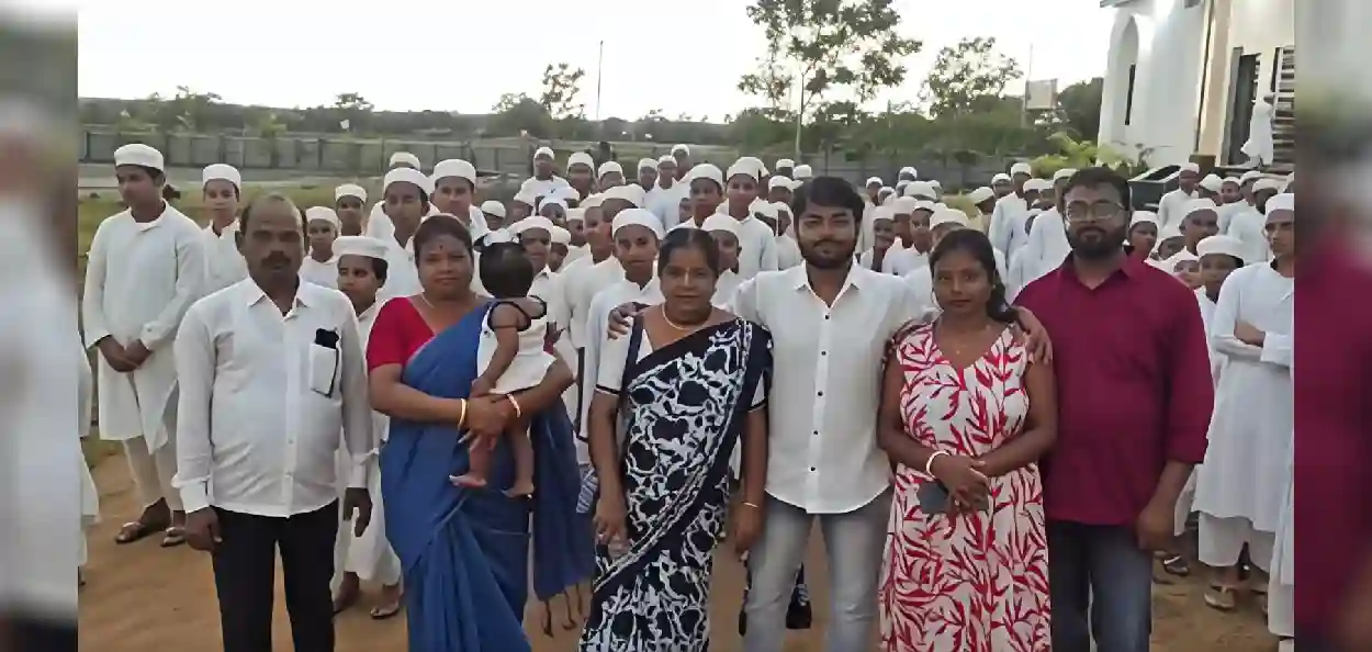 ব্যৱসায়ী সাগৰ দাসৰ মাদ্ৰাছাত জন্মদিন উদযাপনৰ এখন ছবি