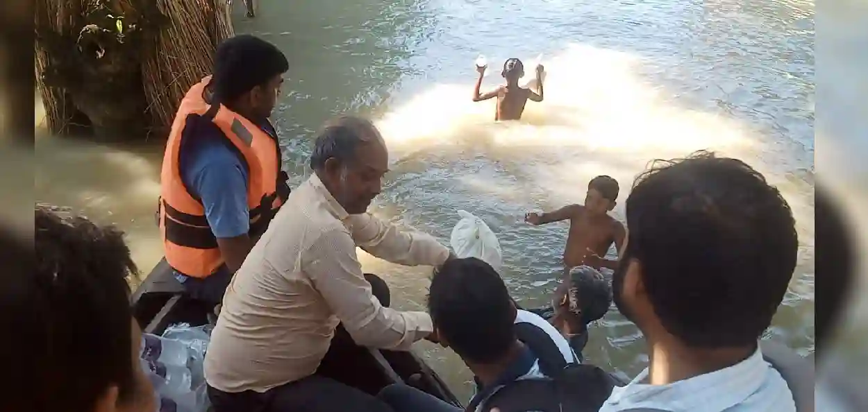 জলবন্দী জীৱনৰ মাজত মানৱতাৰ সুবাসঃ ত্ৰাণকৰ্তাৰ ৰূপত এখন মাদ্ৰাছা