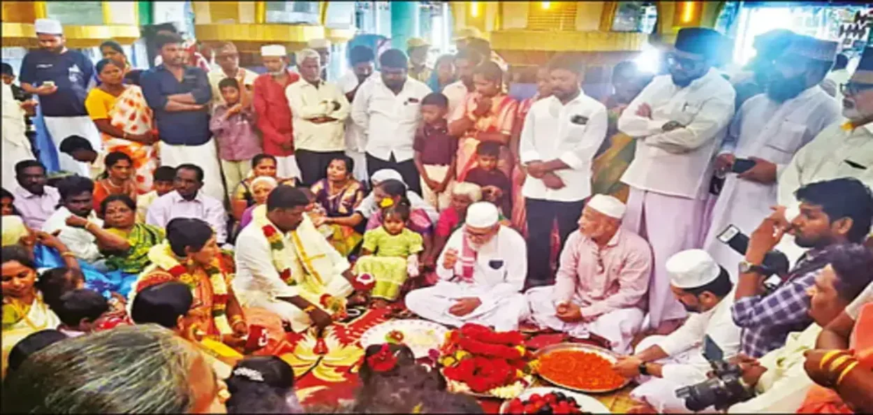 দৰগাহ প্ৰশাসনৰ লোকসকল বিয়াখনত উপস্থিত থকা মুহূৰ্তত 