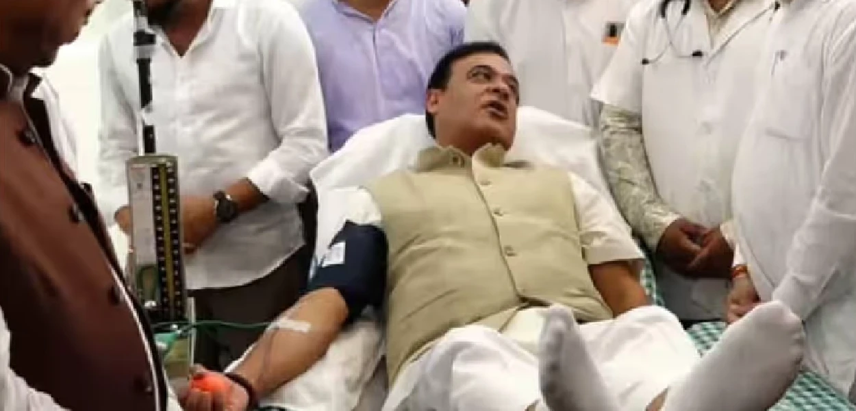 হিয়াৰআমঠু জুবিন গাৰ্গৰ মৃত্যু বাৰ্ষিকী উপলক্ষে গুৱাহাটীস্থিত বিজেপিৰ কাৰ্যালয়ত হিমন্ত বিশ্ব শৰ্মাৰ ৰক্তদান