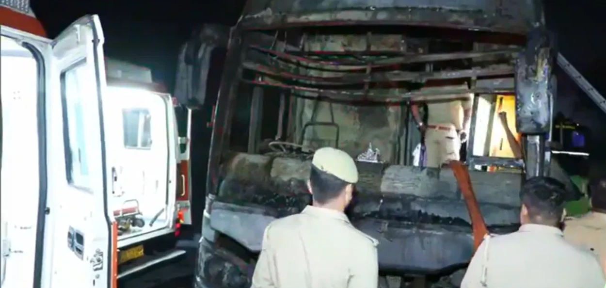 যমুনা এক্সপ্ৰেছৱে’ত ভয়ংকৰ অগ্নিকাণ্ড: চলন্ত শ্লীপাৰ বাছত জীৱন্তে দগ্ধ ৯ জন যাত্ৰী