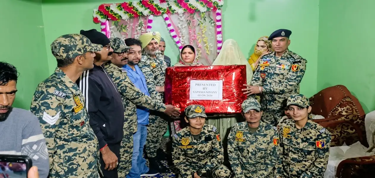 শ্বহীদ পিতৃৰ বিএছএফৰ বন্ধু সকলে কন্যাৰ বিয়াত উপহাৰ দিয়া মুহূৰ্তত