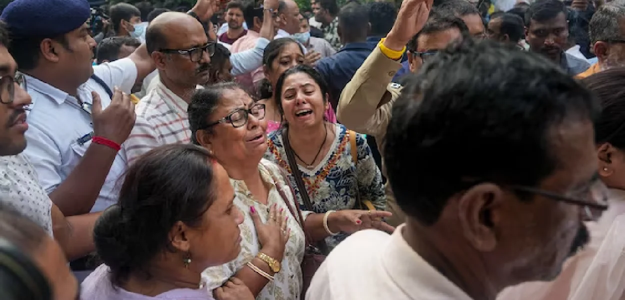 কলকাতাৰ চোৰবাগান দুৰ্গাপূজা মণ্ডপত পদপিষ্ট হৈ নিহতসকলৰ পৰিয়াল