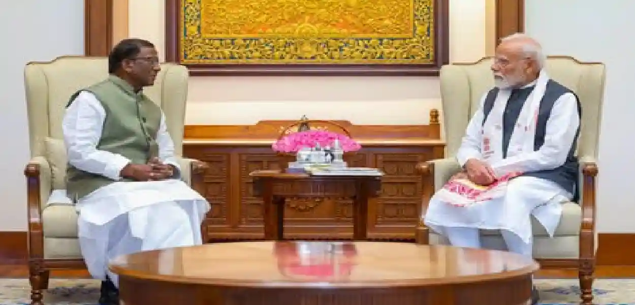 নতুন দিল্লীত প্ৰধানমন্ত্ৰী নৰেন্দ্ৰ মোদীক সাক্ষাৎ অসমৰ ৰাজ্যপাল লক্ষ্মণ প্ৰসাদ আচাৰ্যৰ